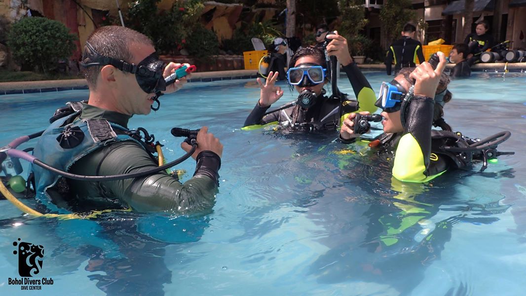 étudiants pour le cours de plongée padi en eau libre bohol philippines