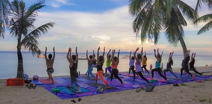yoga sur la plage panglao philippines avec Bohol Divers Club
