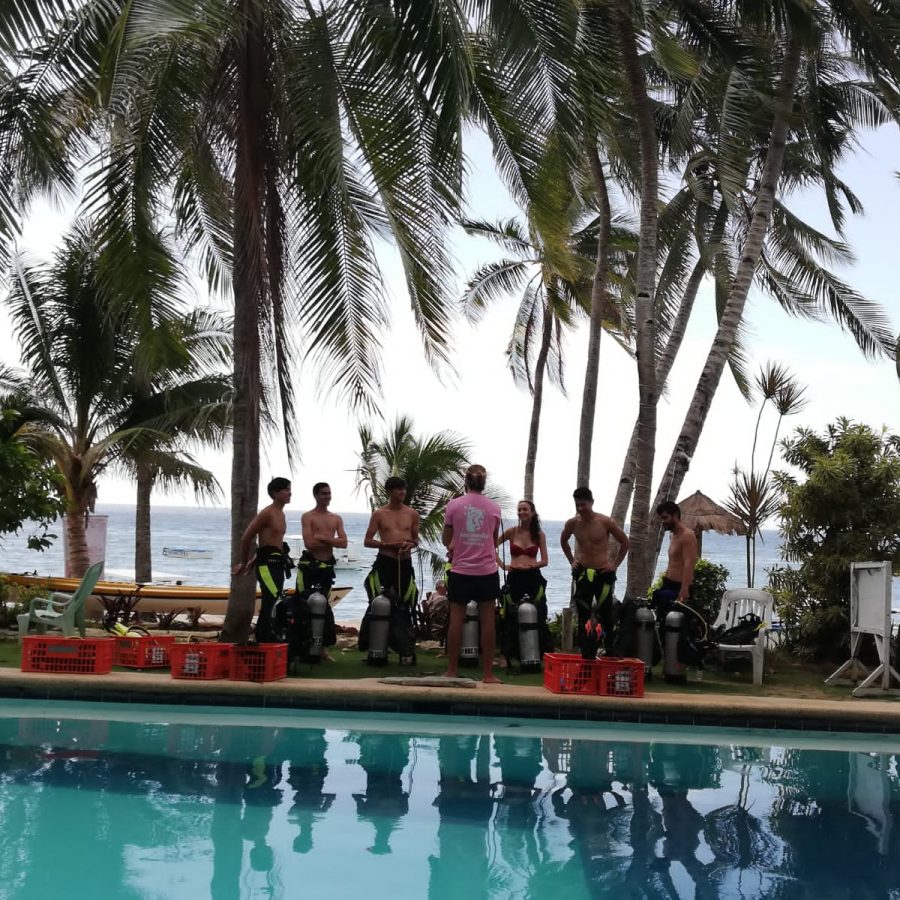 zone d'entraînement en piscine à Alona Beach Bohol pour la plongée sous-marine